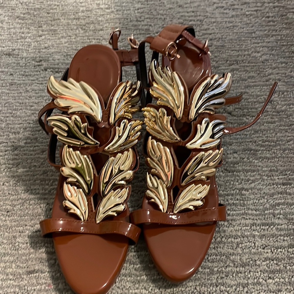 Cognac colored Stilettos with gold appliqué size 41